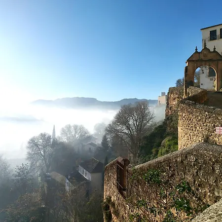 Real 8 Luxury Free Wifi *